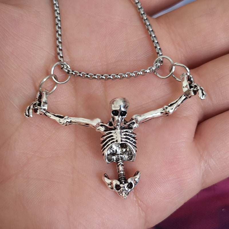 Collar con Colgante de Esqueleto – Estilo Punk · Esqueleto plateado