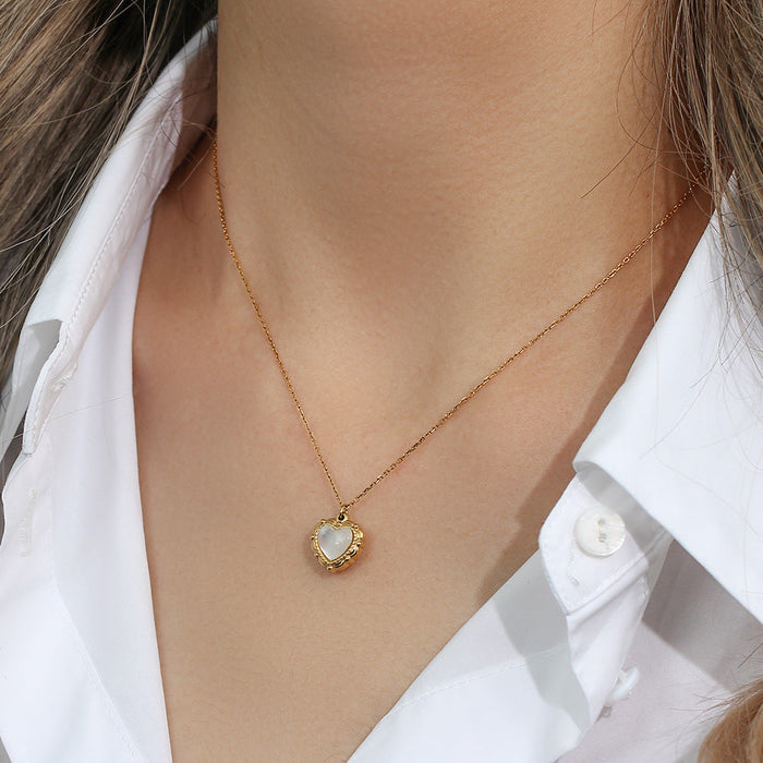 Collar de Corazón de Concha – Acero Inoxidable con Baño de Oro 18K · fotografía de detalle 2