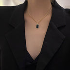 Collar Colgante Rectangular de Acero – Dorado · fotografía de detalle 2