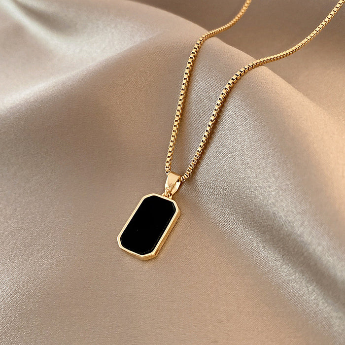Collar Colgante Rectangular de Acero – Dorado — vista del producto 4