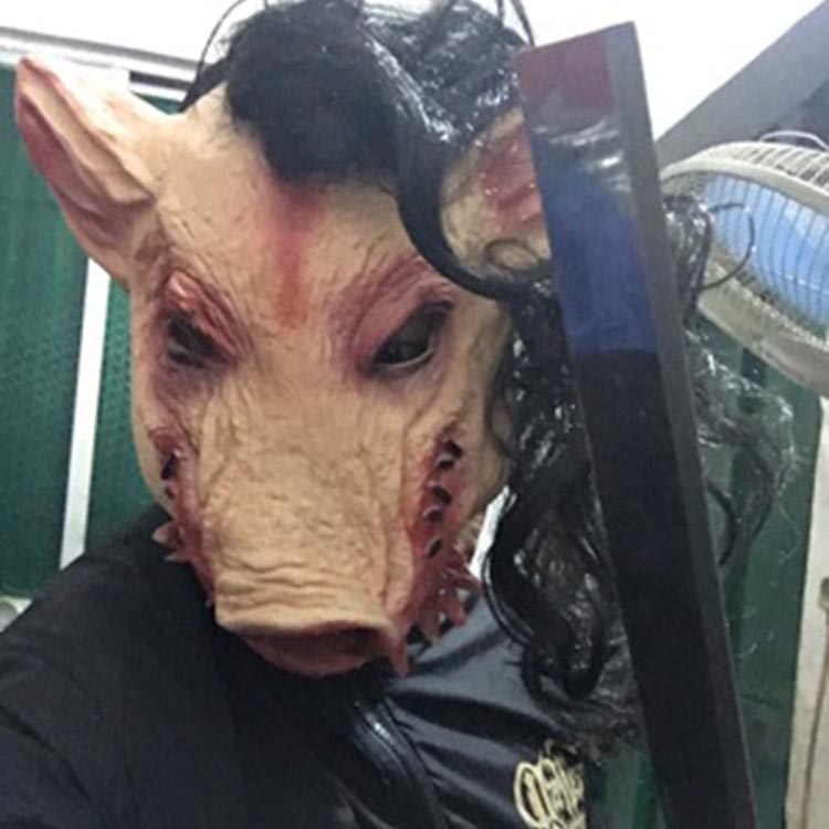 Máscara de Cabeza de Cerdo con Pelo – Halloween · fotografía de detalle 1