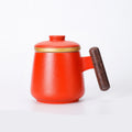 Taza Cerámica con Asa de Madera, Tapa e Infusor – 401–500 ml · Rojo 1