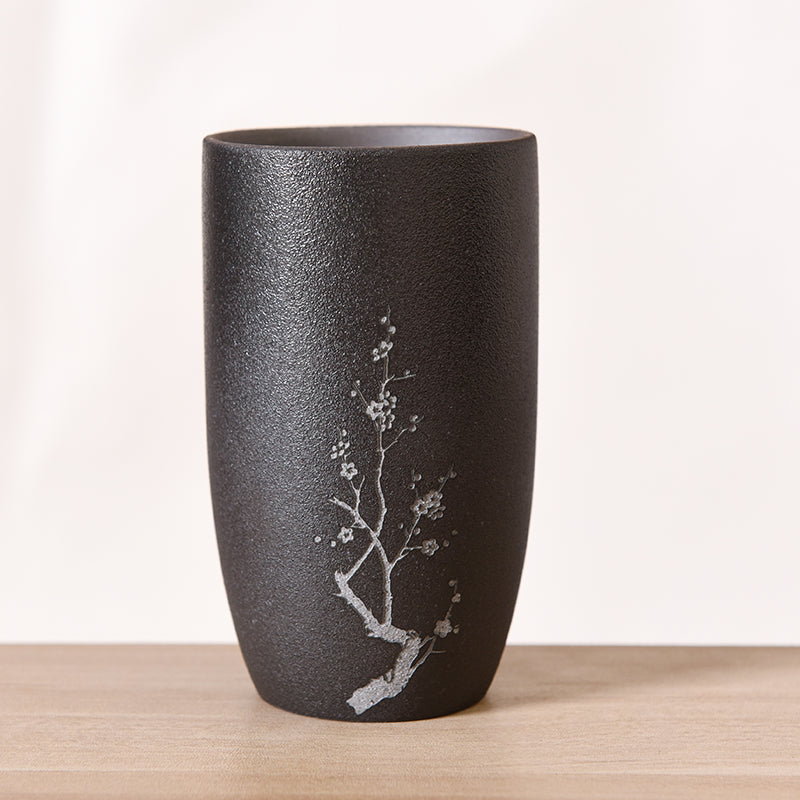 Taza de Gres de Estilo Artesanal – 201–300 ml · Negro con flor de ciruelo
