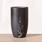 Taza de Gres de Estilo Artesanal – 201–300 ml · Negro con flor de ciruelo