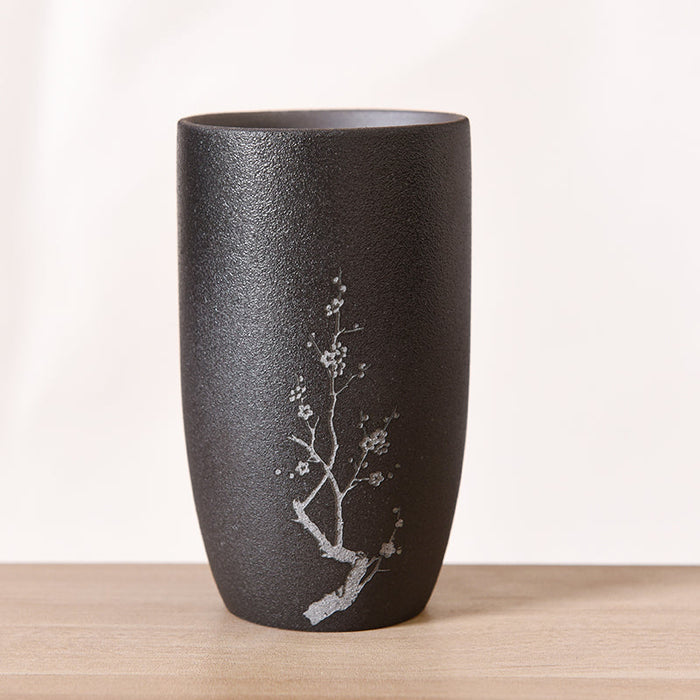 Taza de Gres de Estilo Artesanal – 201–300 ml · Negro con flor de ciruelo