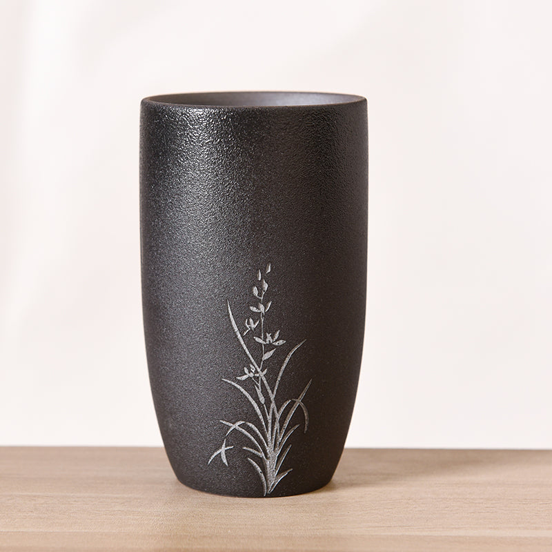 Taza de Gres de Estilo Artesanal – 201–300 ml · Negro con orquídea