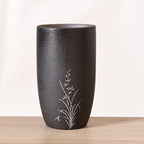 Taza de Gres de Estilo Artesanal – 201–300 ml · Negro con orquídea