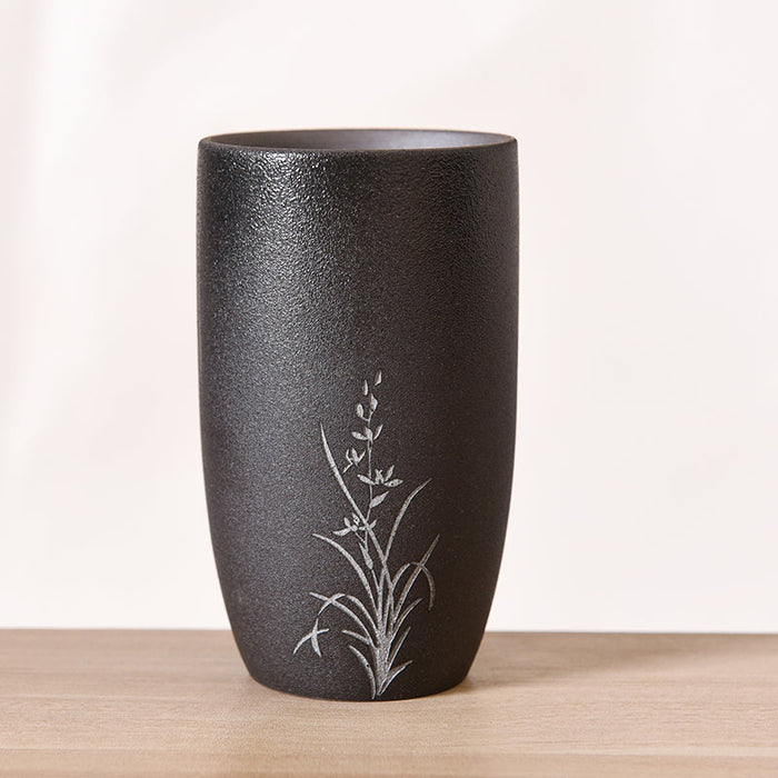 Taza de Gres de Estilo Artesanal – 201–300 ml · Negro con orquídea