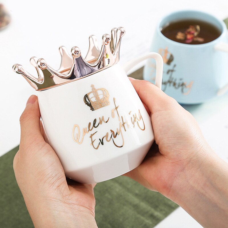 Taza con Corona “Queen of Everything” – 11 oz — vista del producto 2
