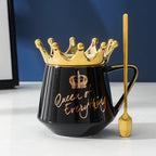 Taza con Corona “Queen of Everything” – 11 oz · Negro